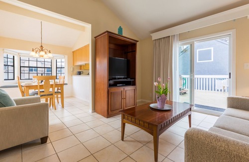 Oxnard Shores Hotel | Make Your Trip More Enjoyable! 4 Relaxing Units, Fully-Equipped Kitchen, Parking