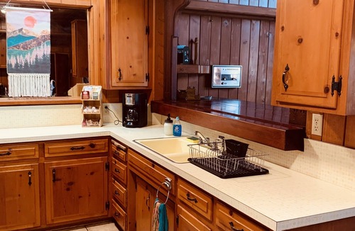Ponderosa Cabin | MANY beds! EV Charger! Pets OK! Minutes to Trail of 100 Giants, Sequoias, Rivers
