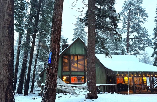 Ponderosa Cabin | MANY beds! EV Charger! Pets OK! Minutes to Trail of 100 Giants, Sequoias, Rivers