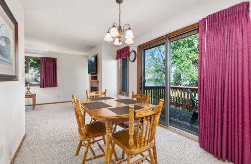 Breezy Point Condo | Marina Bay 2BR Condo w/Garage and Lake Views