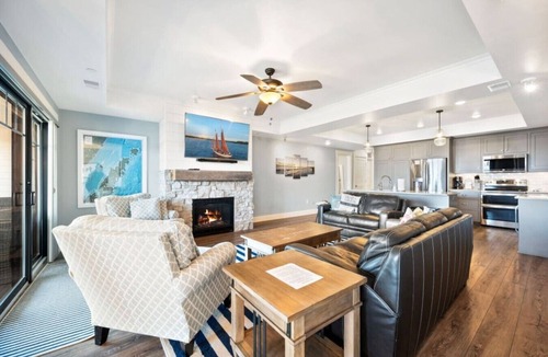 Sister Bay Condo | Marina Luxe Overlooking Sister Bay Marina