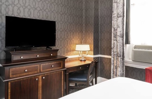 Historic District Hotel | Maryland Inn Queen at Historic Inns of Annapolis | Pets are Allowed