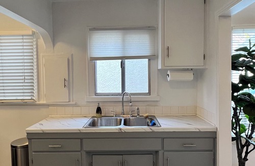 Fairfax District House | Melrose Fairfax Casita - Prime Walkable Area - King Bd+Kitchen+WD+WIFI+Workspace