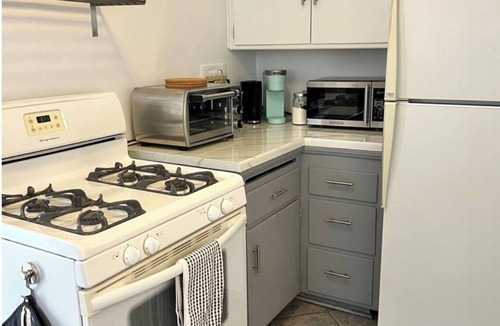 Fairfax District House | Melrose Fairfax Casita - Prime Walkable Area - King Bd+Kitchen+WD+WIFI+Workspace