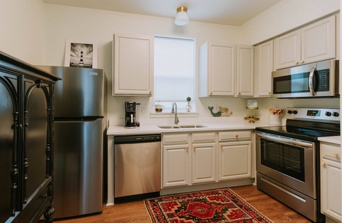Ocean Springs Cottage | Mermaid's Muse - Includes GOLF CART! Close to beach & downtown Ocean Springs!