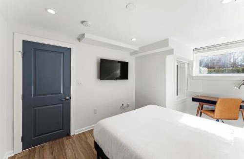 Bloomingdale House | Mid-Century DC Condo Central Bloomingdale 2BR & 1BA #DCottage