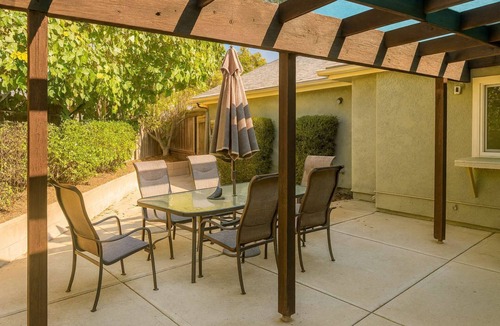 Ojai House | Mid-Century Escape. Hot Tub. Lush Garden. A/C. Bar