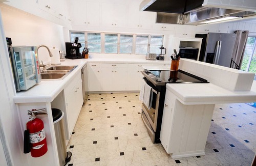 Hannon Park Apartment | Mid-Century Modern - 3600sqft - 1 Mile to CBD Historic Surroundings, Walk to CBD