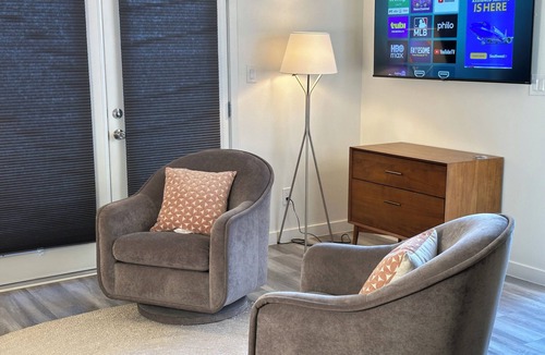 San Fernando House | Mid Century Style Home/Free Parking/BBQ/Firepit/Classic Arcade Machine