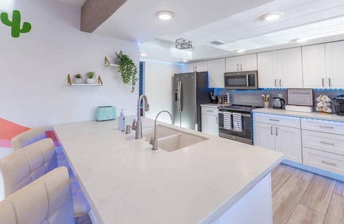 Paradise Valley Ranchos House | Mini Golf | Themed | King Bed | RV Parking