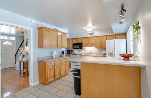 Mobile House | Mins to Dining & University