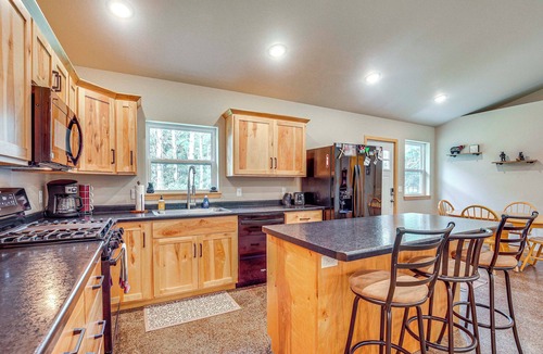 Arbor Vitae Cottage | Mins to Woodruff Lakes: Pet-Friendly Cabin!