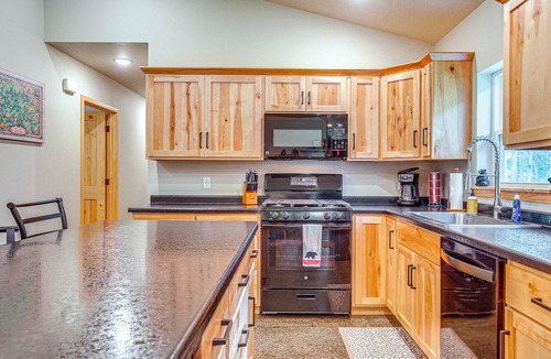 Arbor Vitae Cottage | Mins to Woodruff Lakes: Pet-Friendly Cabin!