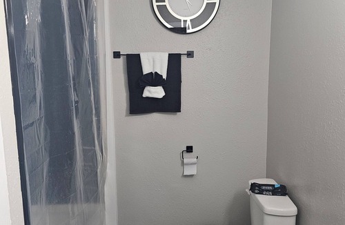 Pascagoula House | Modern 2-bedroom townhome in lovely Pascagoula with AC, WiFi, and workspace.