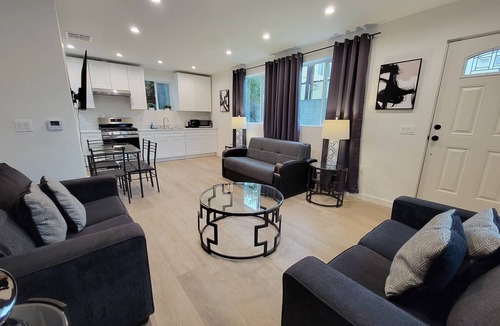 Beverly Hills House | Modern 2 bedroom home in Beverlywood w/easy parking. 5 minutes to Cedars/Kaiser