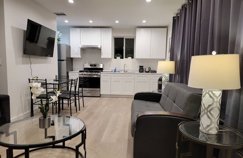 Beverly Hills House | Modern 2 bedroom home in Beverlywood w/easy parking. 5 minutes to Cedars/Kaiser