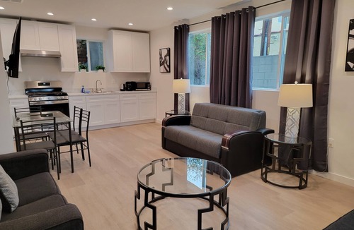 Beverly Hills House | Modern 2 bedroom home in Beverlywood w/easy parking. 5 minutes to Cedars/Kaiser