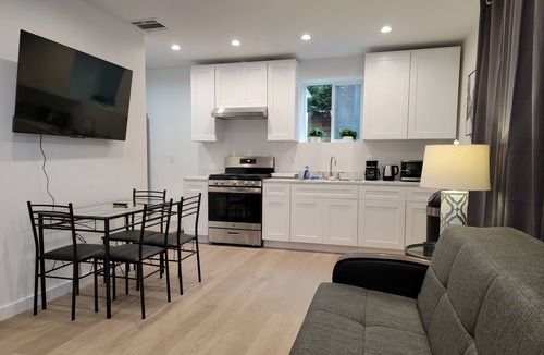 Beverly Hills House | Modern 2 bedroom home in Beverlywood w/easy parking. 5 minutes to Cedars/Kaiser