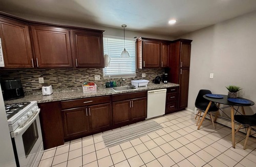 Wanskuck Apartment | Modern 2 BR w/Parking & Laundry