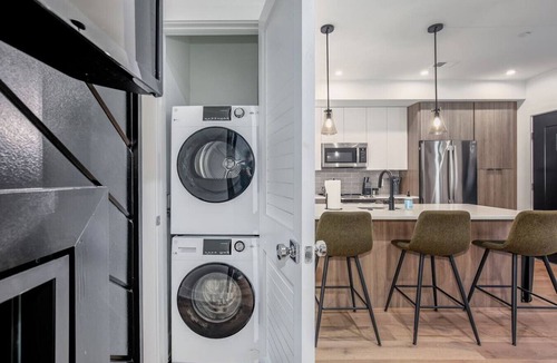 Southeast Hotel | Modern 2BR Capitol Hill Apartment - 3 Min walk to Metro!