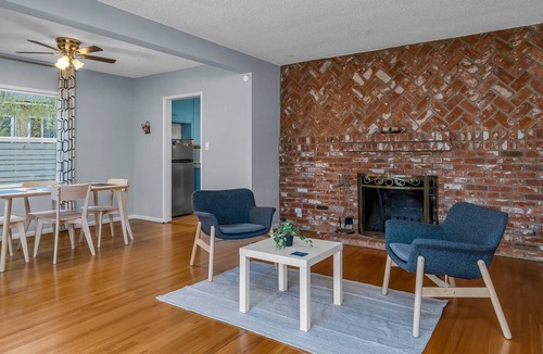 Westchester House | Modern 2BR Home with Private Backyard near LAX/LMU