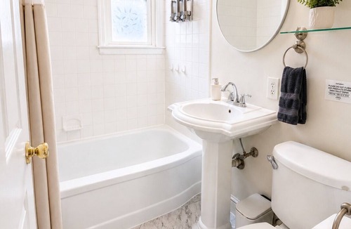 Del Ray House | Modern 2BR Home with Private Patio - Walk to Potomac Yard