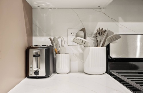 Woodland Hills House | Modern 2BR In Woodland Hills EV Charger Pool Fast Wi-Fi+WorkDesk AC Smart-Lock