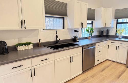 Hollywood Hotel | Modern 2Br + Sofa Bed + 2Bth in Miracle Mile