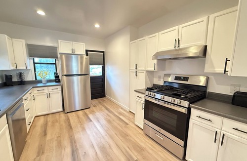 Hollywood Hotel | Modern 2Br + Sofa Bed + 2Bth in Miracle Mile