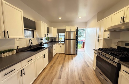 Hollywood Hotel | Modern 2Br + Sofa Bed + 2Bth in Miracle Mile