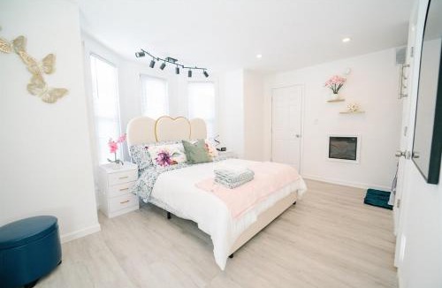 Washington House | Modern 5BR DC Home Free Parking Steps from Metro Family-Friendly