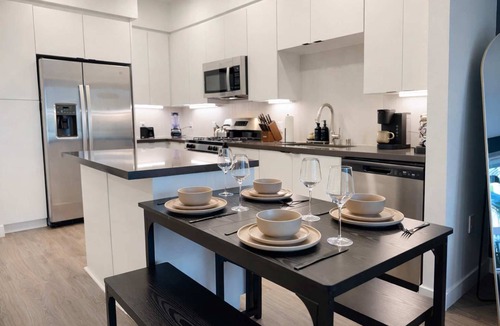 Lyon Street Apartment | Modern Apartment 10 Min to Disneyland w/Pool & GYM