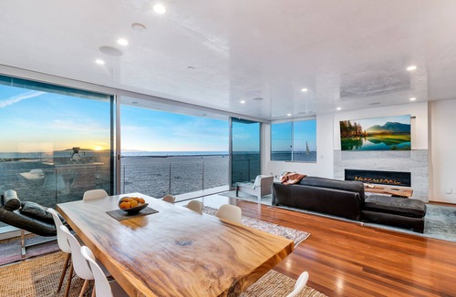 Silver Strand House | Modern Beach Front architectural home-3 king beds- family friendly beach