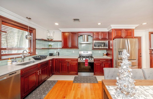 Quincy House | Modern Boston Townhouse Near Transit Private Deck Pet-Friendly - 383
