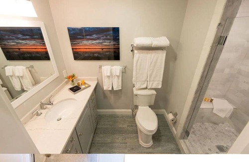 Newport Condo | Modern Condo w/Loft and Kitchenette on Thames St