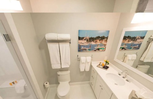 Newport Condo | Modern Condo w/Loft and Kitchenette on Thames St