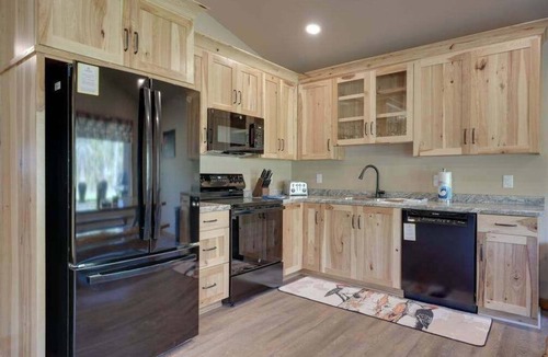 Conover House | Modern dog-friendly cabin with hot tub, gas fireplace, patio, grill, & washer/dr