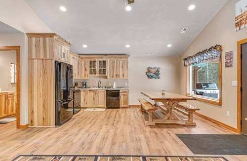 Conover House | Modern dog-friendly cabin with hot tub, gas fireplace, patio, grill, & AC