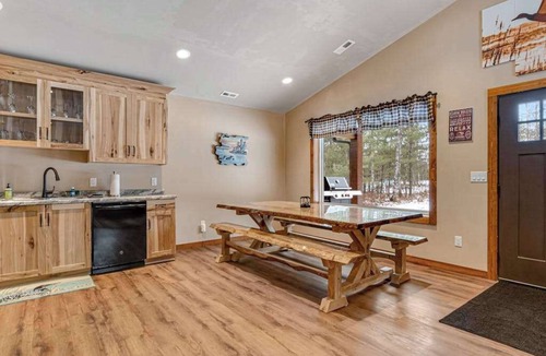 Conover House | Modern dog-friendly cabin with hot tub, gas fireplace, patio, grill, & AC