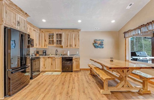 Conover House | Modern dog-friendly cabin with hot tub, gas fireplace, patio, grill, & AC