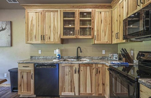 Conover House | Modern dog-friendly cabin with hot tub, gas fireplace, patio, grill, & W/D
