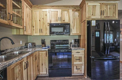 Conover House | Modern dog-friendly cabin with hot tub, gas fireplace, patio, grill, & W/D
