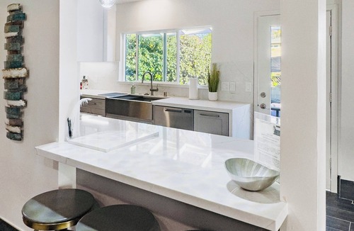 Ventura House | Modern Glam Beach House, Ventura - Stunning Kitchen & Bathroom, AC & Cal King