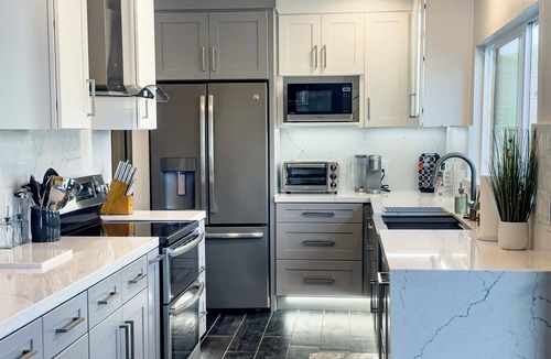 Ventura House | Modern Glam Beach House, Ventura - Stunning Kitchen & Bathroom, AC & Cal King