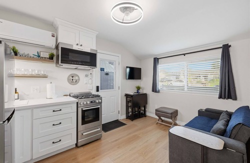 Simi Valley House | Modern Guest Suite, Fireplace, Patio, BBQ, Parking