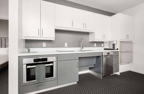 Iowa City Hotel | Modern Iowa City Suite – Steps to Campus, Cafes, Museums & Nightlife
