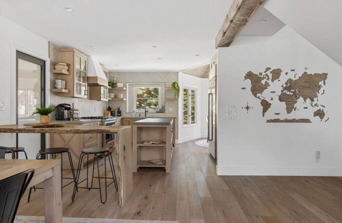 Evergreen Estates Cabin | Modern Lodge Near the Ski Slopes, Hot Tub, Games