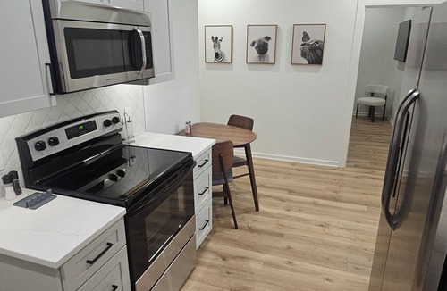 Ames House | Modern Luxe Near Campus ‐ EV Charger-Stylish Stay