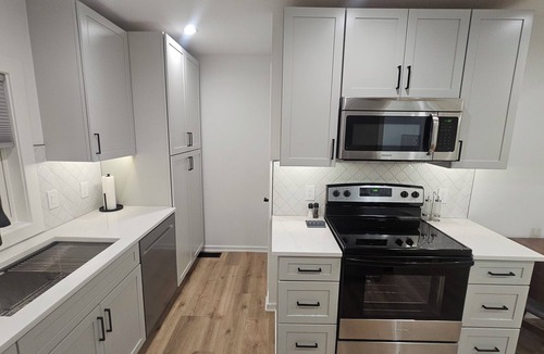 Ames House | Modern Luxe Near Campus ‐ EV Charger-Stylish Stay