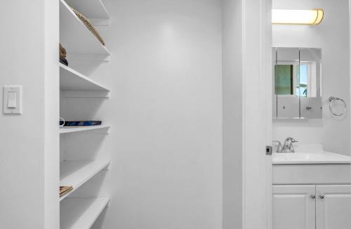 Wilshire Apartment | Modern New Close to Downtown LA 1 Bedroom with Parking